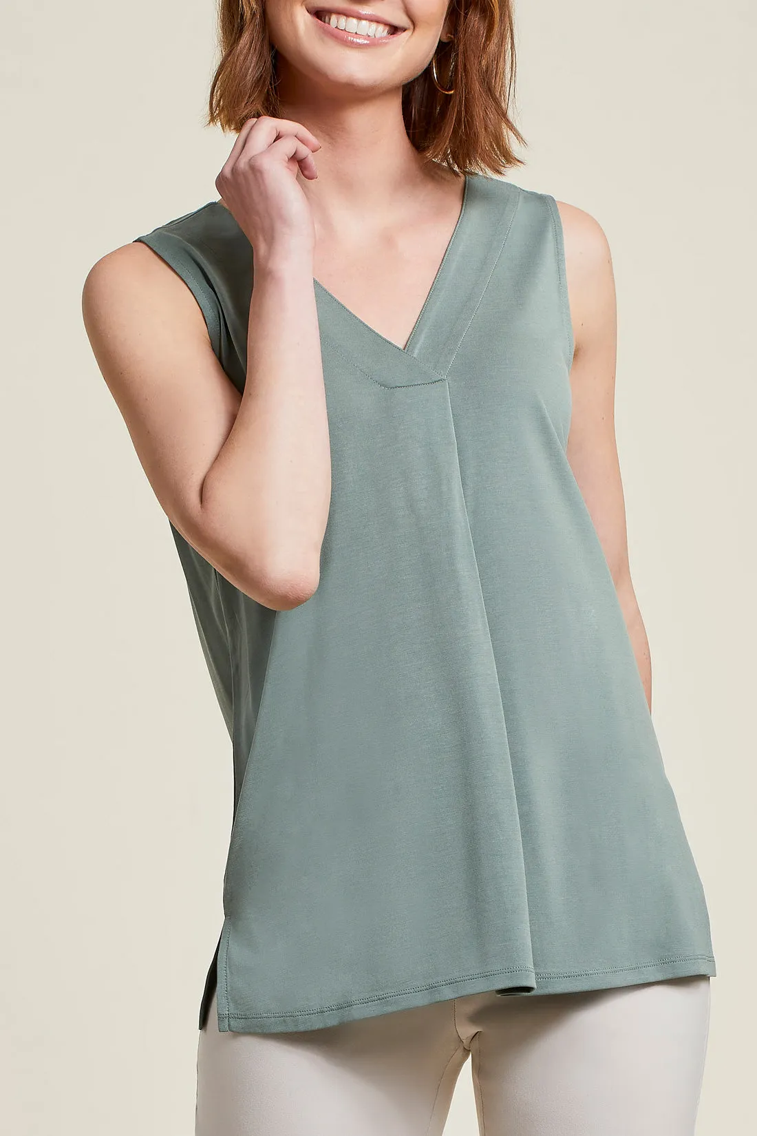TR1291o Sleeveless V-Neck Top W/Pleat